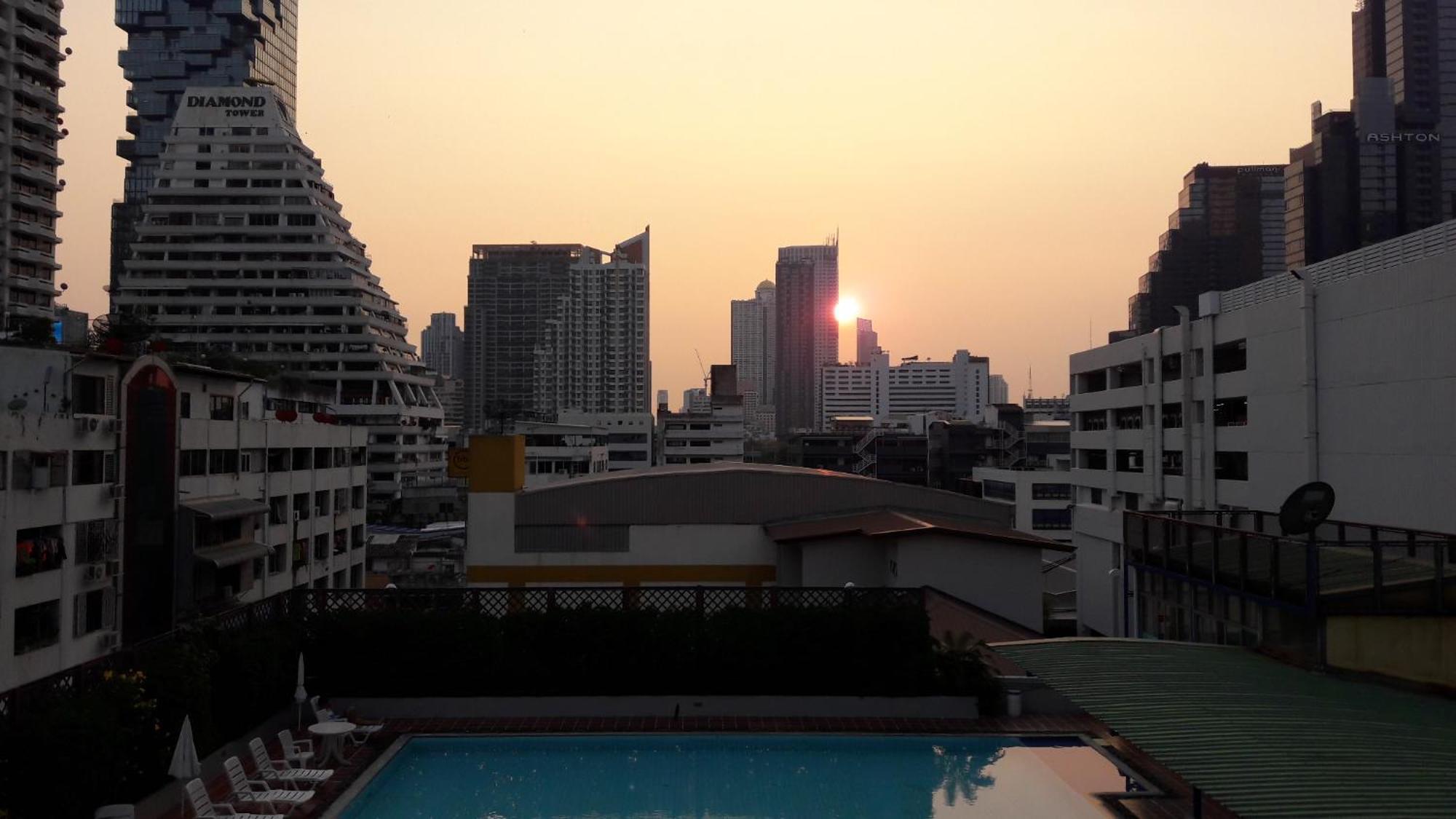 Panoramic City View Room At Silom バンコク都 エクステリア 写真
