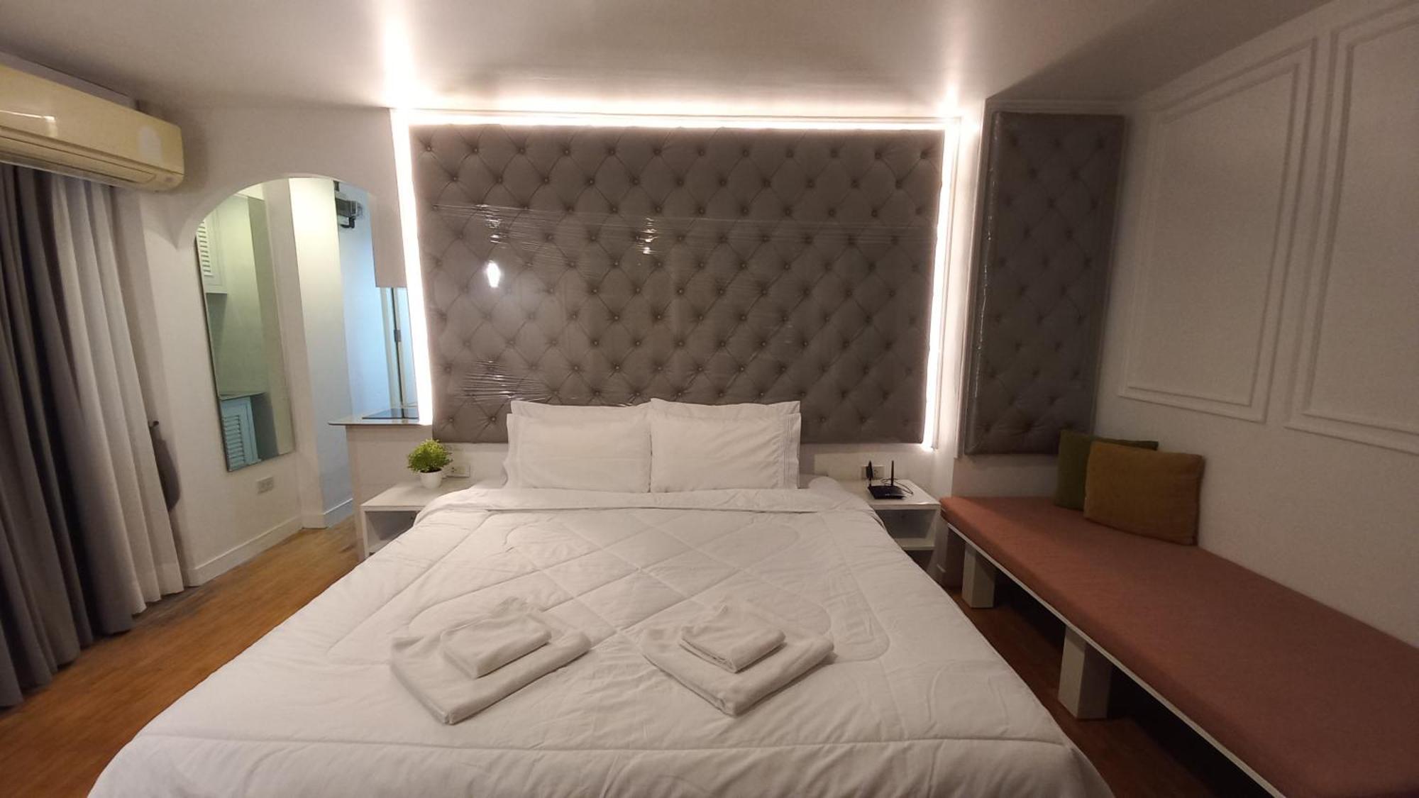 Panoramic City View Room At Silom バンコク都 エクステリア 写真